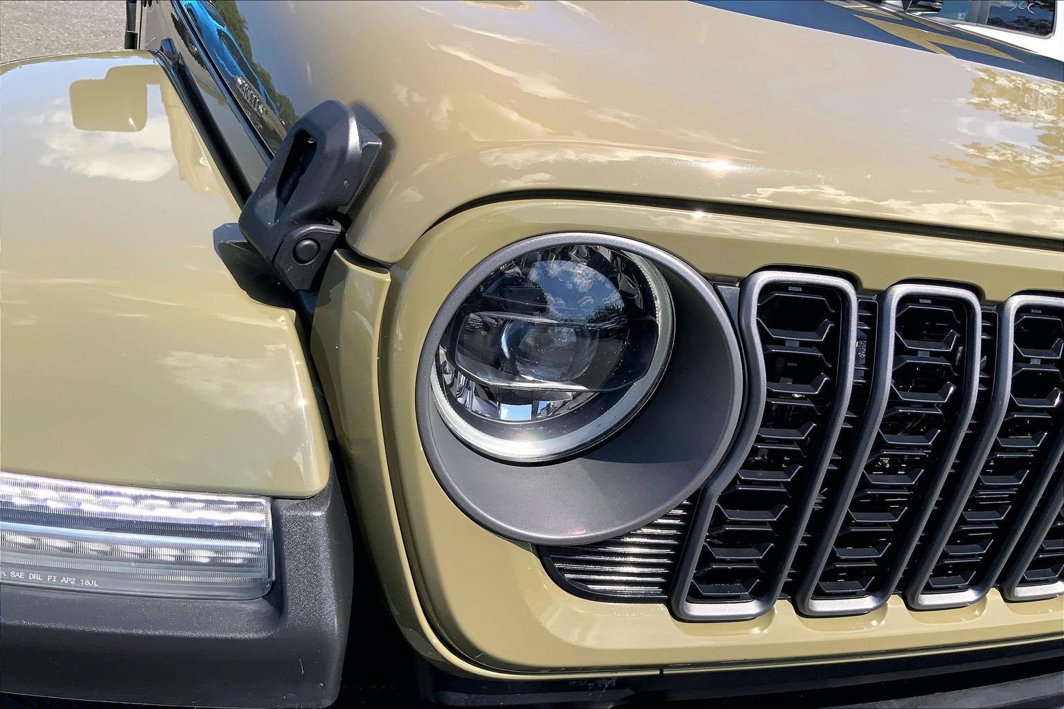 Certified 2025 Jeep Gladiator Sport AWD/4WD image 26