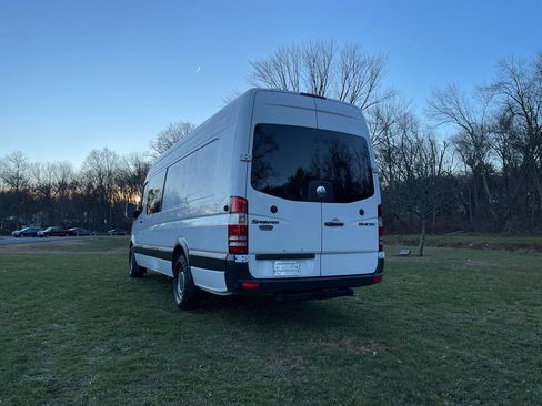 Used 2011 Freightliner Sprinter 2500 image 38