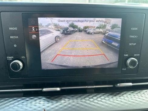 Used 2024 Kia Carnival LX FWD image 16
