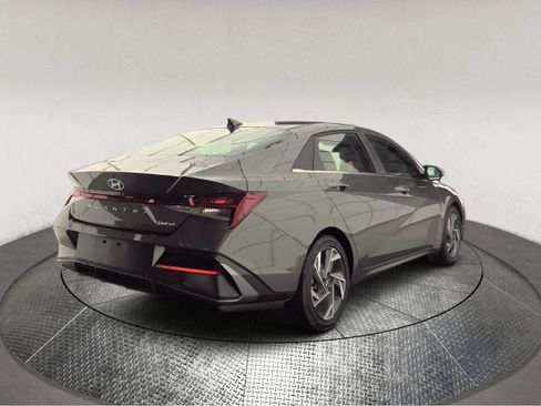 Used 2025 Hyundai Elantra Limited FWD image 2