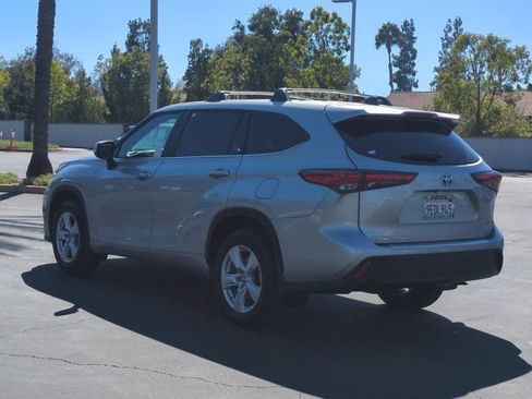 Used 2023 Toyota Highlander LE AWD/4WD image 7