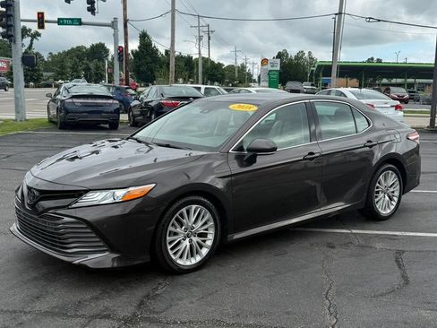 Used 2018 Toyota Camry XLE FWD image 7