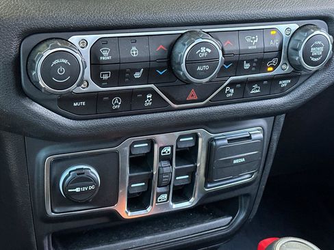 Certified 2025 Jeep Gladiator Sport AWD/4WD image 19