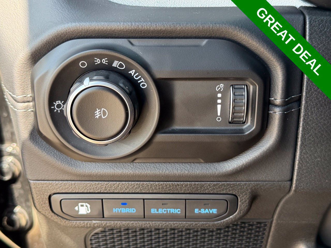 Used 2025 Jeep Wrangler Unlimited Sahara w/ Safety Group AWD/4WD image 21