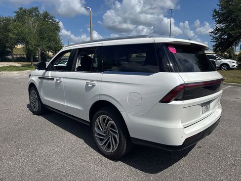Used 2026 Lincoln Navigator Reserve AWD/4WD image 3
