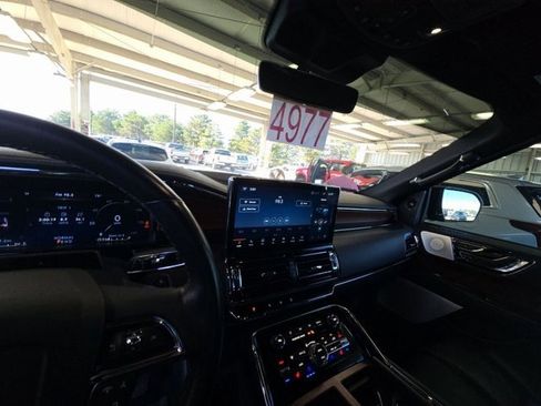 Used 2024 Lincoln Navigator Reserve image 12