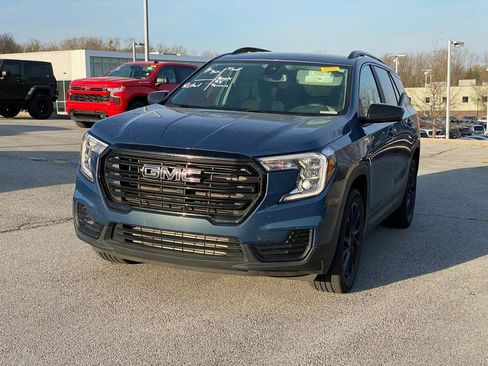 Used 2024 GMC Terrain SLE w/ Driver Convenience Package image 3