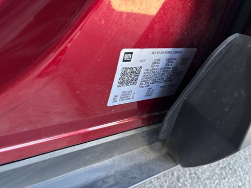 Used 2025 Chevrolet Trax LT FWD image 28