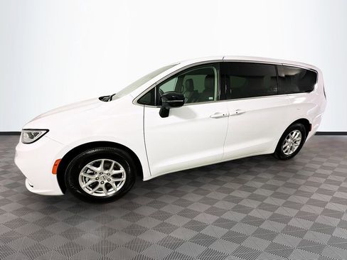 Certified 2024 Chrysler Pacifica Touring-L FWD image 4