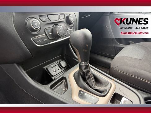 Used 2016 Jeep Cherokee Latitude FWD image 26
