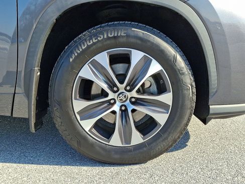 Used 2020 Toyota Highlander XLE image 9