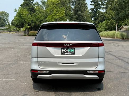 Used 2023 Kia Carnival LX FWD image 5