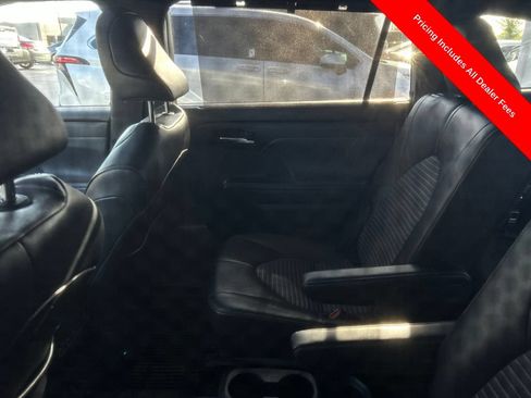 Used 2022 Toyota Highlander XSE FWD image 11