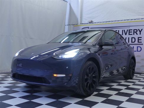 Used 2023 Tesla Model Y Long Range AWD/4WD image 3