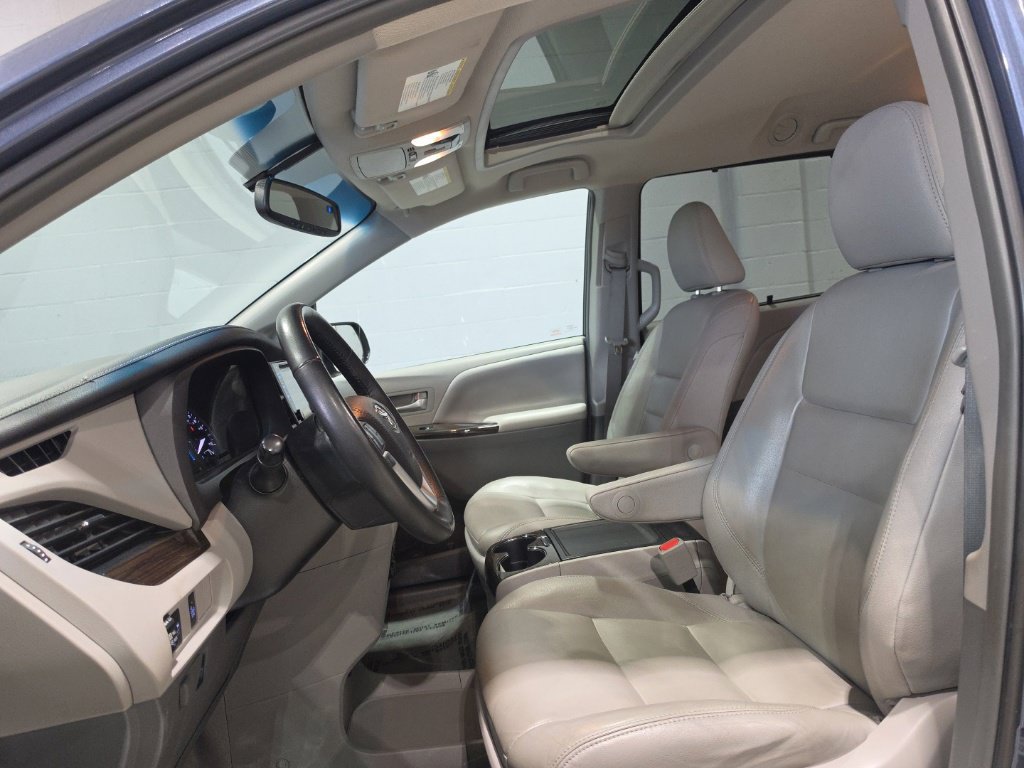 Used 2017 Toyota Sienna XLE FWD image 12