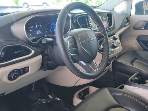 Used 2023 Chrysler Pacifica Touring-L FWD image 8