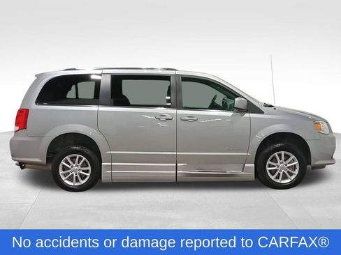 Used 2018 Dodge Grand Caravan SXT FWD image 2