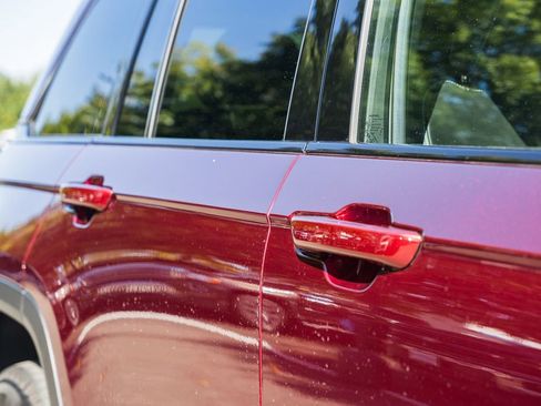 Used 2024 Jeep Grand Cherokee Limited image 17