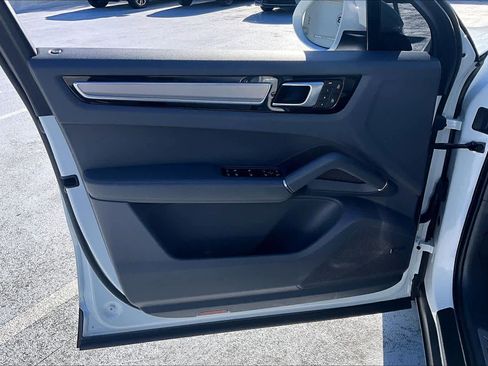 Used 2022 Porsche Cayenne image 21