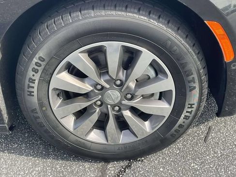 Used 2020 Chrysler Pacifica Touring-L Plus w/ Advanced Safetytec Group FWD image 2