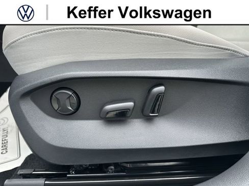 New 2026 Volkswagen Taos SE FWD image 13