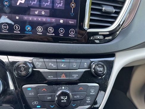 Used 2019 Chrysler Pacifica Touring-L w/ Advanced Safetytec Group image 38