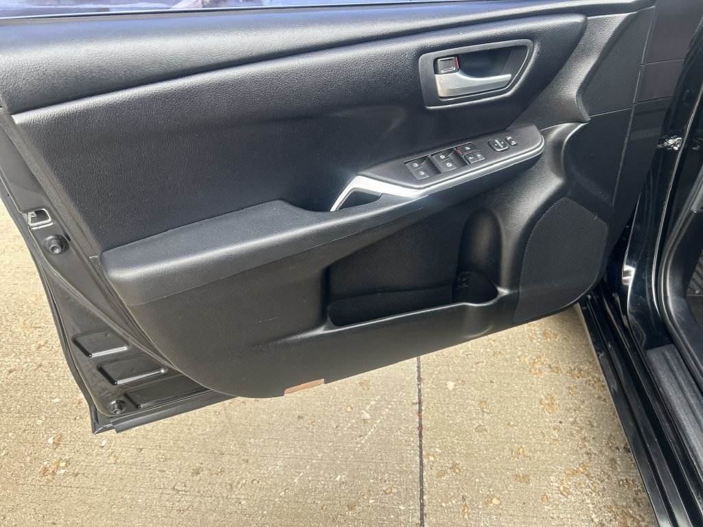 Used 2017 Toyota Camry SE FWD image 11