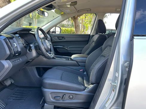 Used 2025 Nissan Pathfinder SV image 18