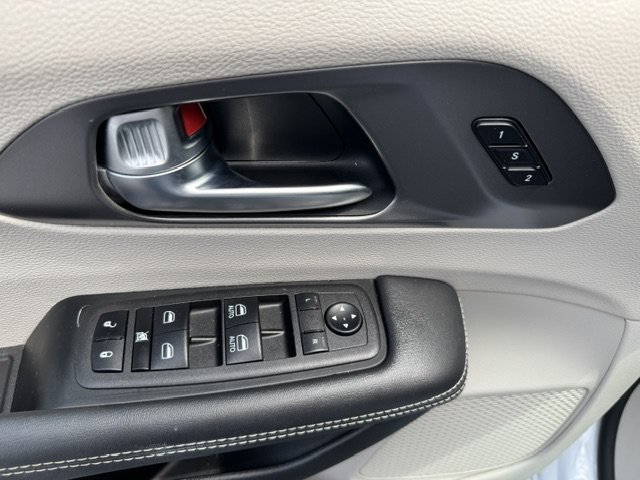 Used 2024 Chrysler Pacifica Touring-L FWD image 10