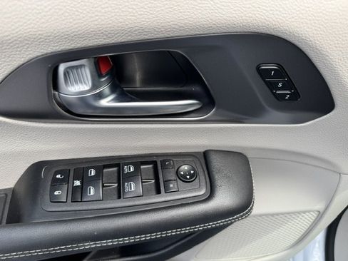 Used 2024 Chrysler Pacifica Touring-L FWD image 10