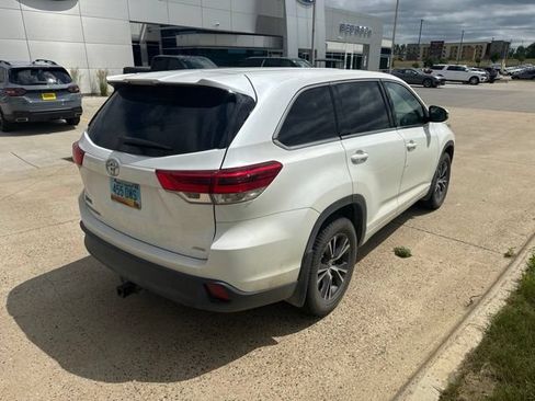 Used 2018 Toyota Highlander LE AWD/4WD image 11