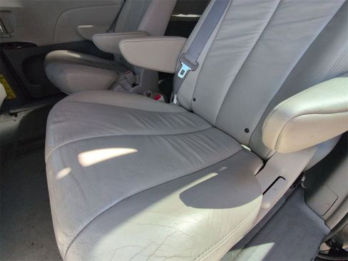 Used 2012 Toyota Sienna XLE image 16