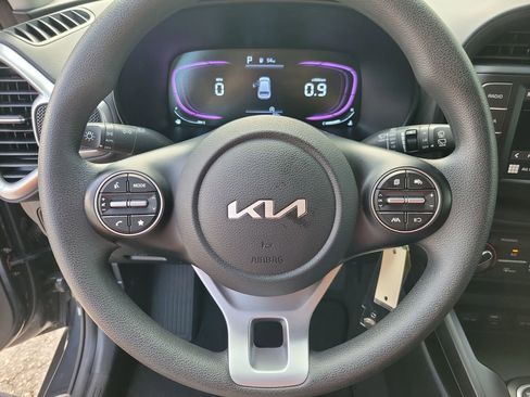 Used 2025 Kia Soul LX w/ LX Technology Package FWD image 16