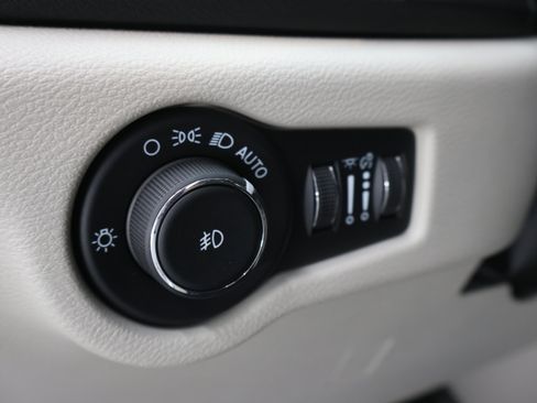 Used 2024 Chrysler Pacifica Touring-L FWD image 44