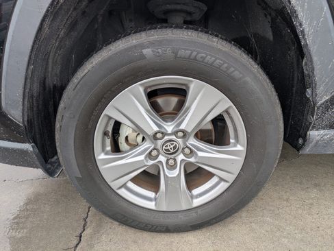 Used 2022 Toyota RAV4 XLE FWD image 11