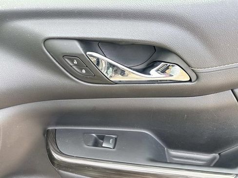 Used 2023 GMC Acadia SLT w/ Elevation Edition image 18