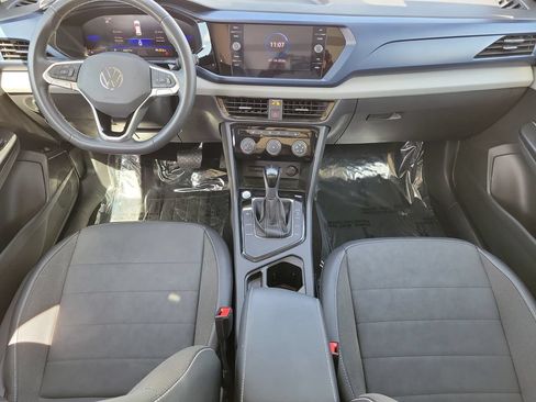 Used 2023 Volkswagen Taos SE w/ Panoramic Sunroof Package FWD image 9