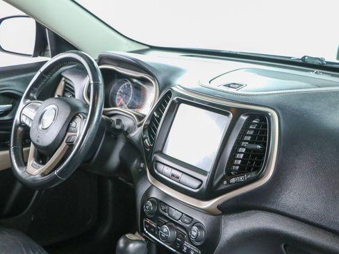 Used 2018 Jeep Cherokee Limited FWD image 25