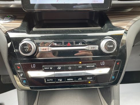 Used 2021 Ford Explorer Limited w/ Equipment Group 301A AWD/4WD image 26