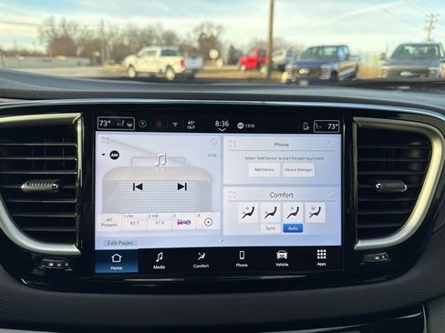 Used 2025 Chrysler Pacifica Select image 14