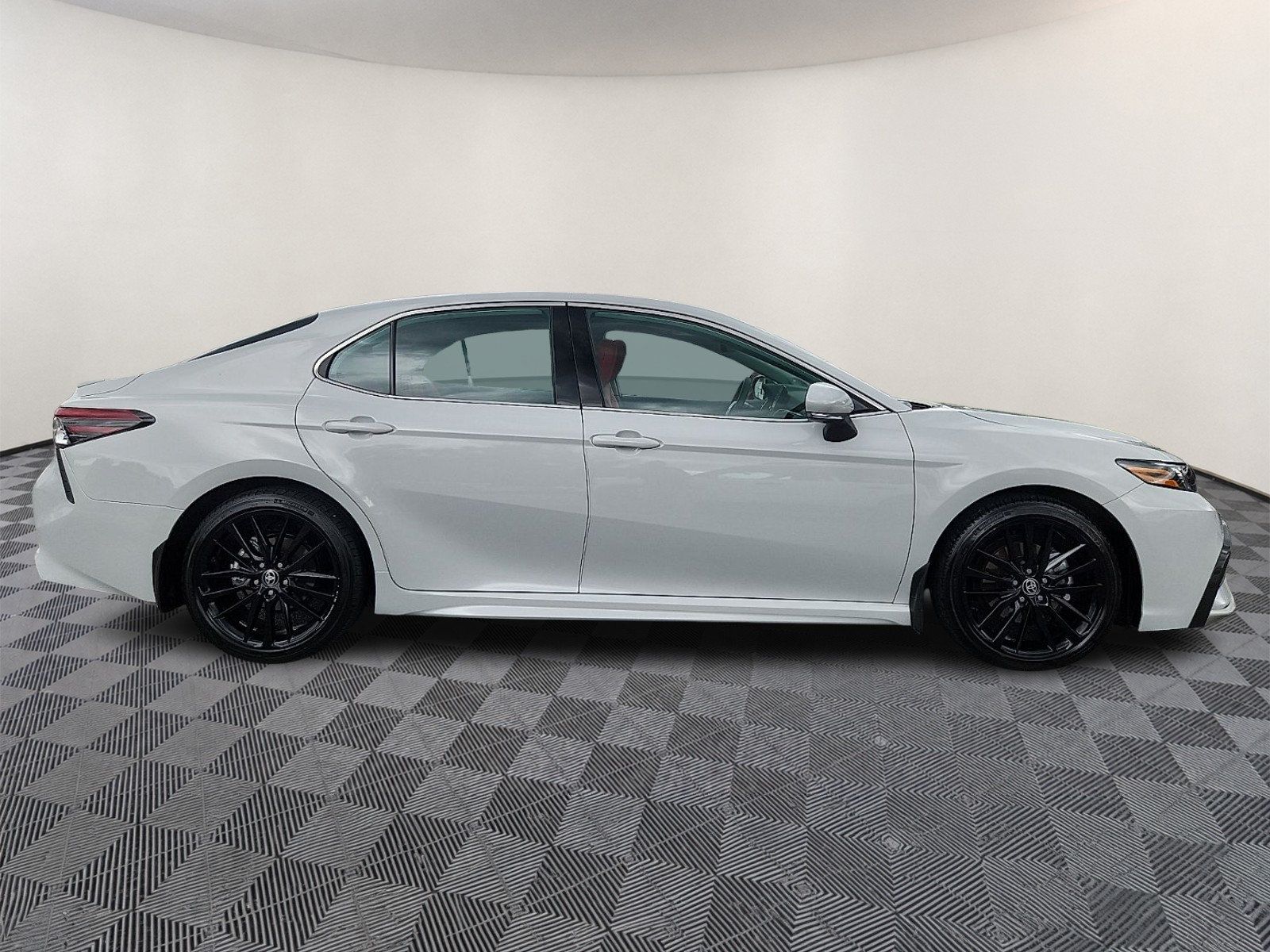 Used 2023 Toyota Camry XSE FWD image 7