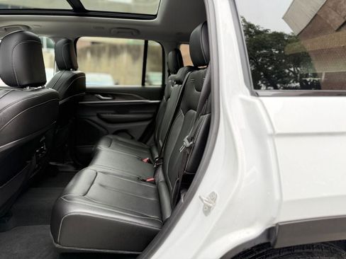 Used 2023 Jeep Grand Cherokee Limited AWD/4WD image 17
