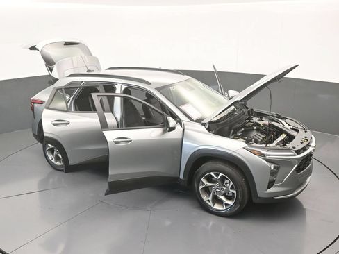 Used 2025 Chevrolet Trax LT w/ Driver Confidence Package FWD image 65
