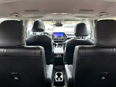 Used 2023 Toyota Highlander XLE AWD/4WD image 14