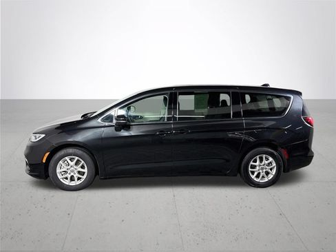 Used 2023 Chrysler Pacifica Touring-L FWD image 9