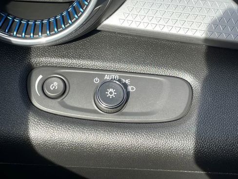 Used 2025 Chevrolet Trax LT w/ LT Convenience Package image 17