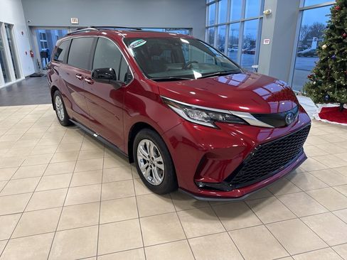 Used 2022 Toyota Sienna XSE image 5