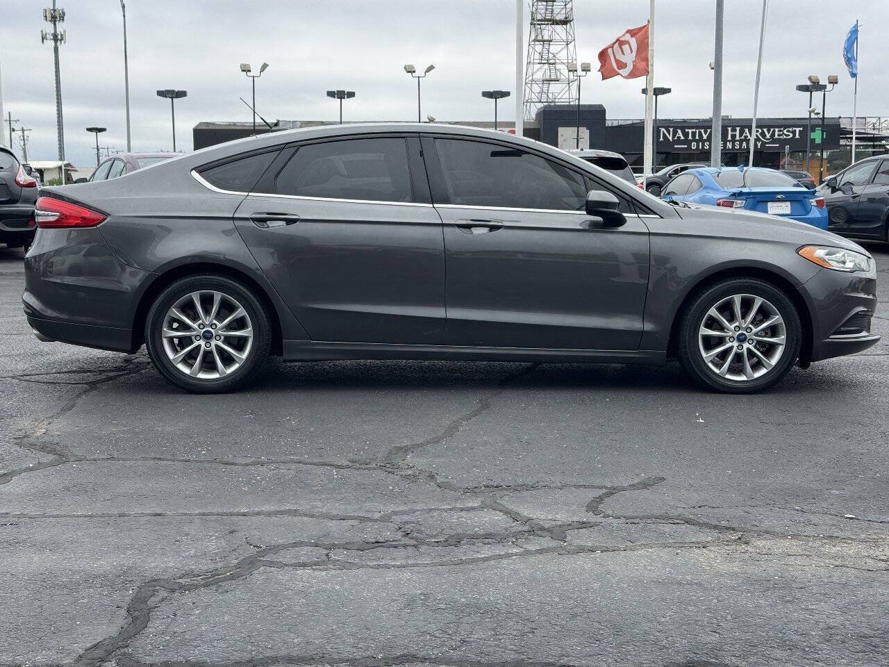 Used 2017 Ford Fusion SE w/ Fusion SE Technology Package FWD image 4