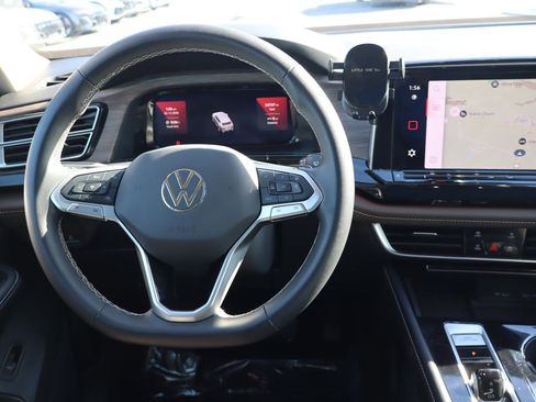Used 2024 Volkswagen Atlas SEL AWD/4WD image 11