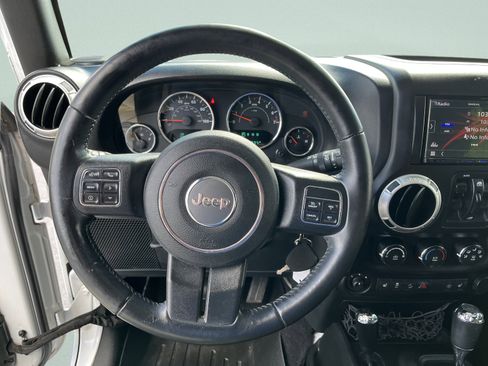 Used 2017 Jeep Wrangler Unlimited Sahara w/ Connectivity Group AWD/4WD image 13